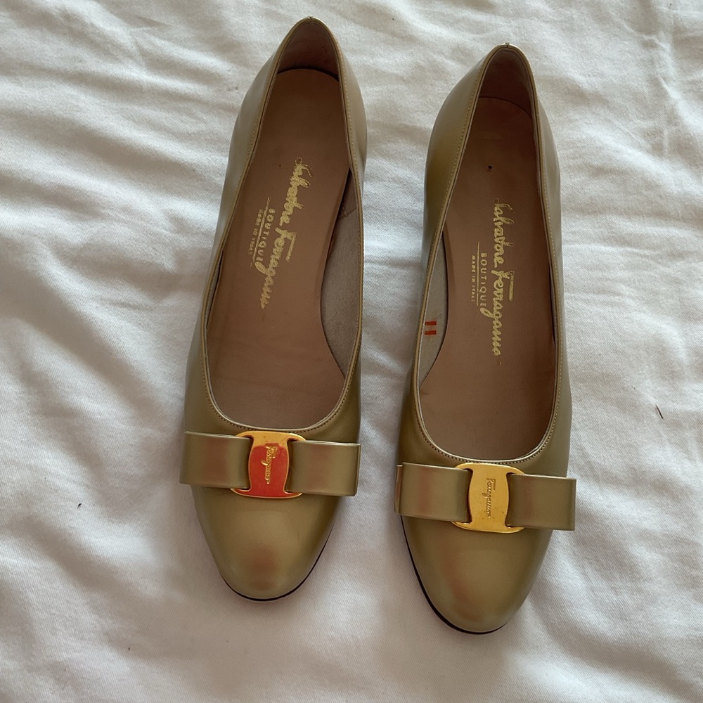 Salvatore Ferragamo vara Gold Flats with Bow Accent narrow sz 8
